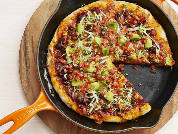 Zubereitung - Gebratene Pizza mit Hackfleisch und frischer Tomatensalsa