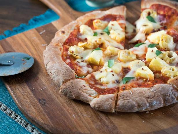 Come preparare la pizza con prosciutto, tortellini e ananas