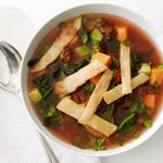 Mexikanische Tortilla- und Süßkartoffelsuppe