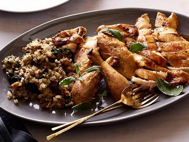 Come cucinare - Pollo al forno con ripieno di pane, salsiccia ed erbe aromatiche
