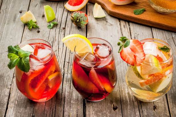Zubereitung – 7 elegante Möglichkeiten, Sommergetränke zu servieren