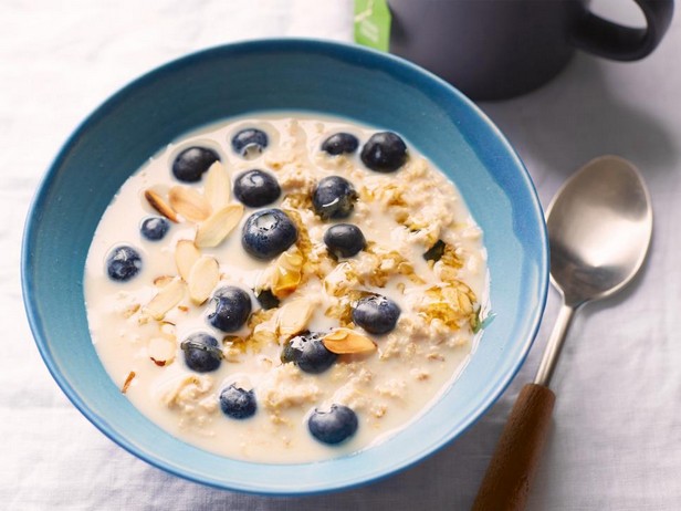 Overnight Oats: Blaubeer-Mandel-Haferflocken (ohne Kochen)