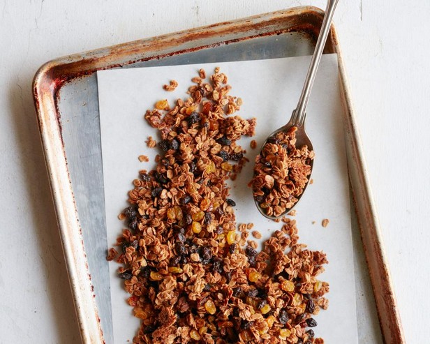 Gebackenes Haferflocken-Granola mit Rosinen