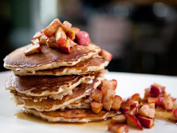 Haferflockenpfannkuchen mit gebackenen Äpfeln und Ahornsirupglasur