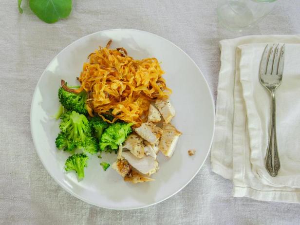 วิธีทำ - ไก่ผัดมันเทศและบะหมี่บรอกโคลี