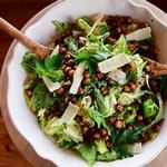Caesar-Salat mit gerösteten Kichererbsen