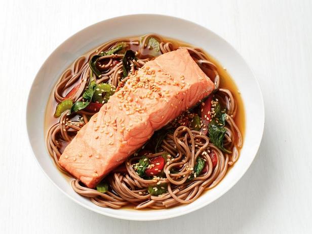 So bereitet man Soba-Nudeln mit Lachs zu