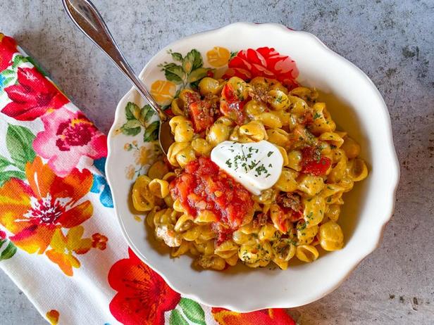Wie man Mac and Cheese mit Taco-Gewürz zubereitet
