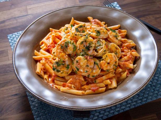 Wie man Penne-Nudeln in Wodkasauce mit Garnelen zubereitet
