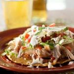 Tostadas mit Bohnen und Hähnchen