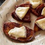 Geröstete Brote in Ahornsirup mit Weichkäse