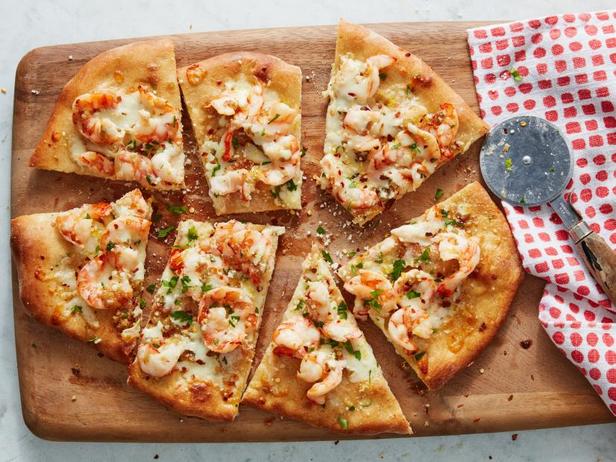 Wie man Garnelen-Scampi-Pizza zubereitet