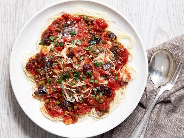 Wie man Engelshaar-Spaghetti in Tomatensoße zubereitet