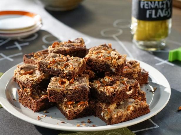 Wie man Erdnussbutter-Brezel-Brownies zubereitet