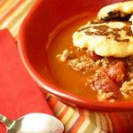 Truthahn-Chili mit Chipotle-Paprika und Maisküchlein