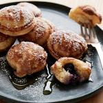Ebleskiver: Dänische Pfannkuchen gefüllt mit Blaubeeren und Ricotta