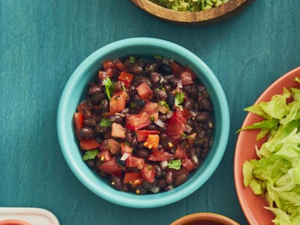 Wie man Pico de Gallo mit schwarzen Bohnen zubereitet
