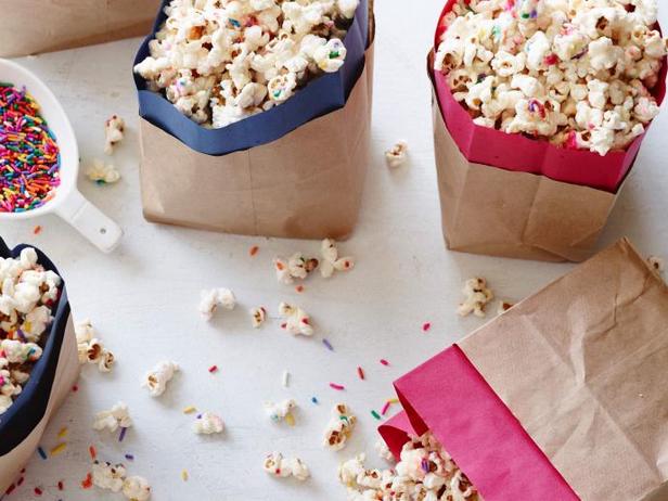 Come preparare i popcorn festivi al cioccolato bianco