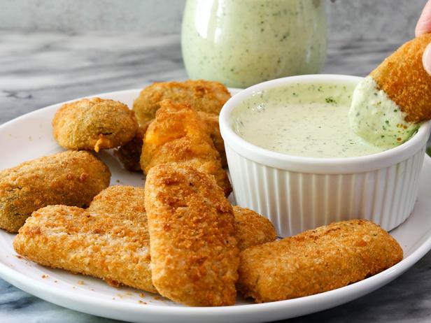So bereiten Sie Mozzarella-Sticks mit cremiger Soße zu