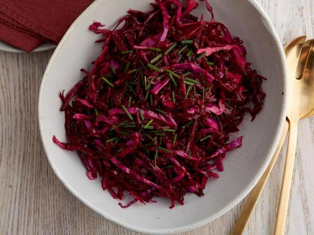 Wie man Rote-Bete- und Kohlsalat zubereitet
