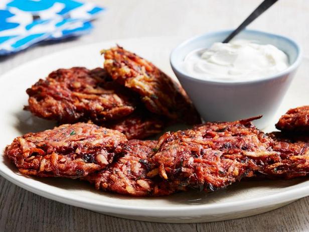 Wie man Rote-Bete- und Karotten-Latkes zubereitet
