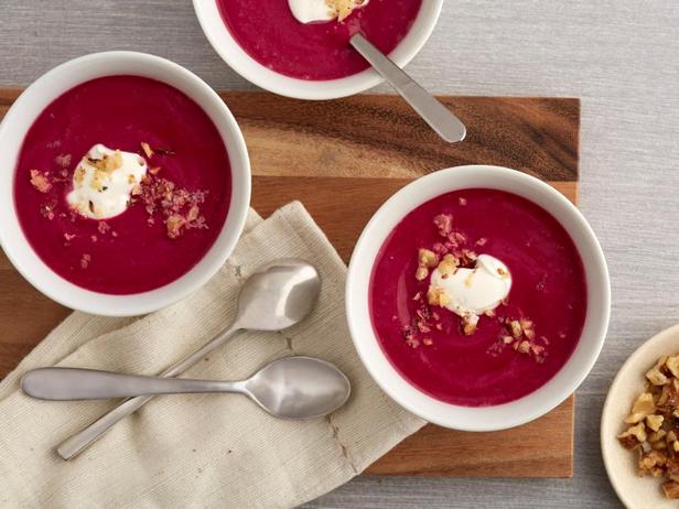 Wie man Rote-Bete-Suppe mit Ingwer und Kohl zubereitet