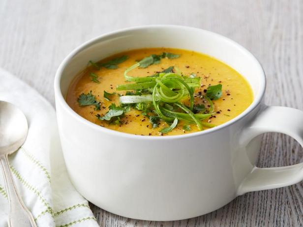 Wie man eine cremige Kokosmilchsuppe zubereitet