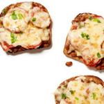 Britische warme Sandwiches mit Käse und Baked Beans