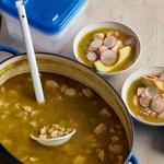 Posole-Suppe mit Huhn und Chilischote zur späteren Verwendung