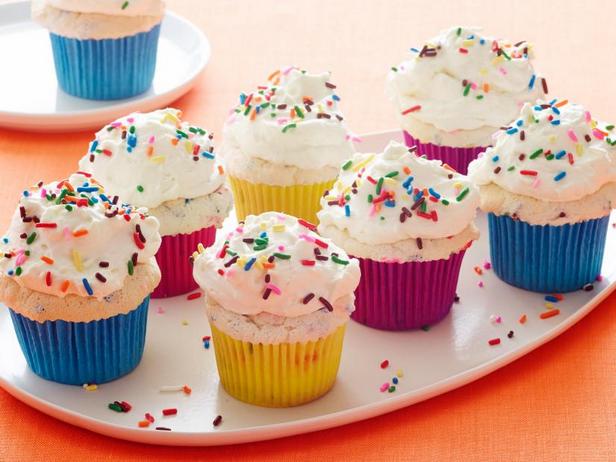 Melek Keki Doğum Günü Cupcakeleri Nasıl Yapılır?