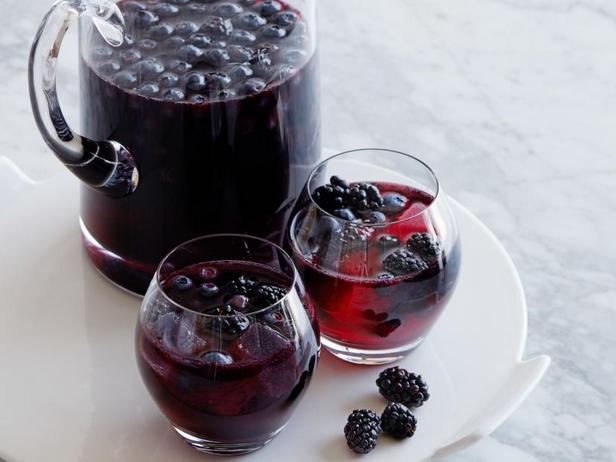Kuinka tehdä karhunvatukka- ja mustikka-sangriaa