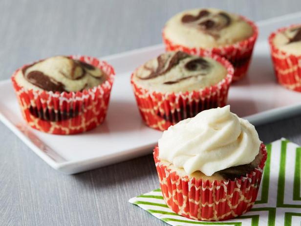 So backt man schwarz-weiße Cupcakes mit Käsekuchenglasur