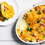Strata mit Brokkoli und Cheddar