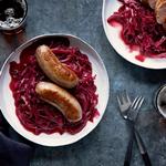 Bratwurst mit süß-saurem Kohl