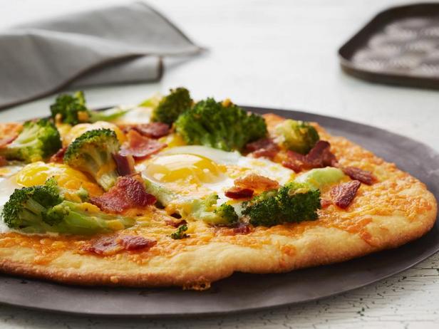 So bereiten Sie Frühstückspizza mit Brokkoli und Cheddar zu
