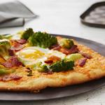Frühstückspizza mit Brokkoli und Cheddar