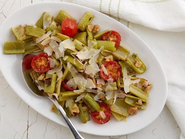 Zubereitung - Gebratener Sellerie mit Tomaten und gehobeltem Parmesan