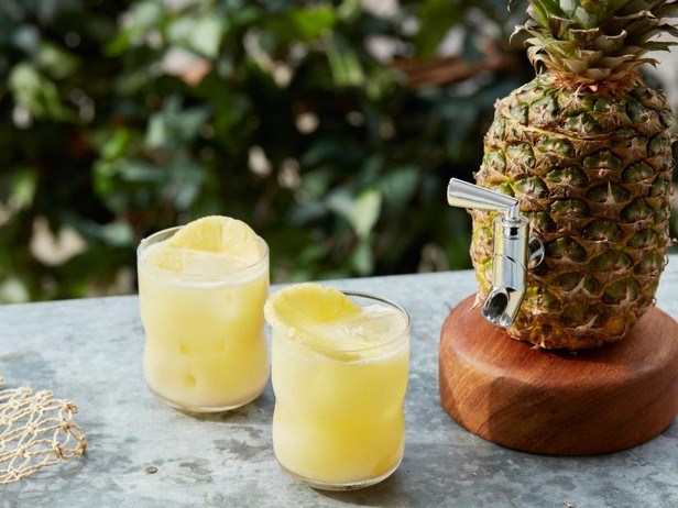 Wie man einen Painkiller-Cocktail im Fass zubereitet