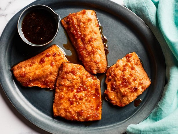 Zubereitung - Gebratener gefrorener Lachs in Honig-Knoblauch-Sauce