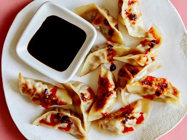 Zubereitung - Gebratene chinesische Teigtaschen mit Schweinefleisch und duftenden Zwiebeln in Chilisauce