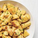 Geröstete Pastinaken in Butter mit Kräutern und Knoblauch