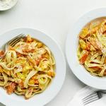 Pasta Primavera mit Karotten, Paprika und Zucchini