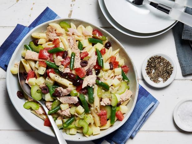 Wie man Niçoise-Nudelsalat macht