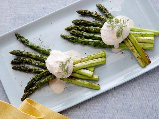 Wie man Eggs Benedict mit Spargel zubereitet