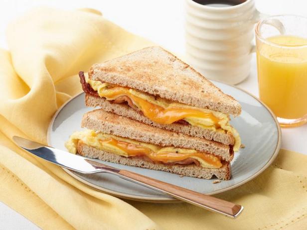 So bereiten Sie ein schnelles Sandwich mit Ei, Speck und Käse zu