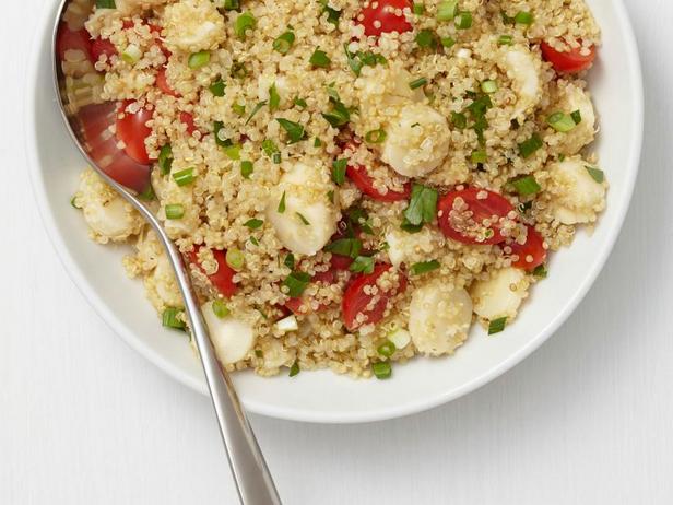 Wie man Quinoa-Tomaten-Salat zubereitet