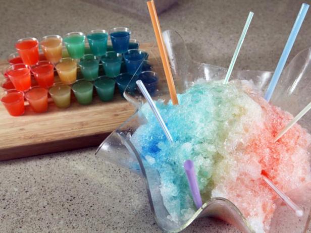 So macht man Regenbogen-Shots und alkoholische Eis am Stiel