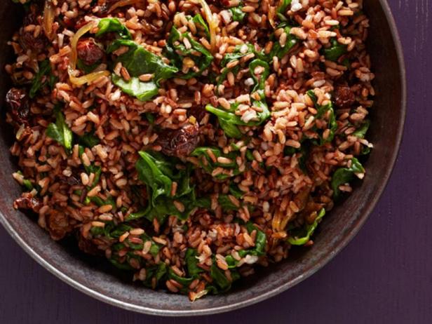 طريقة تحضير الأرز الأحمر مع السبانخ والكرز المجفف