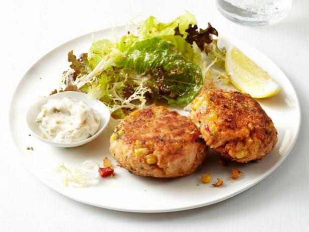 Wie man Lachsschnitzel mit Salat zubereitet