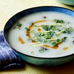 Congee mit gesalzenem Schweinefleisch und Jahrhundert-Eiern